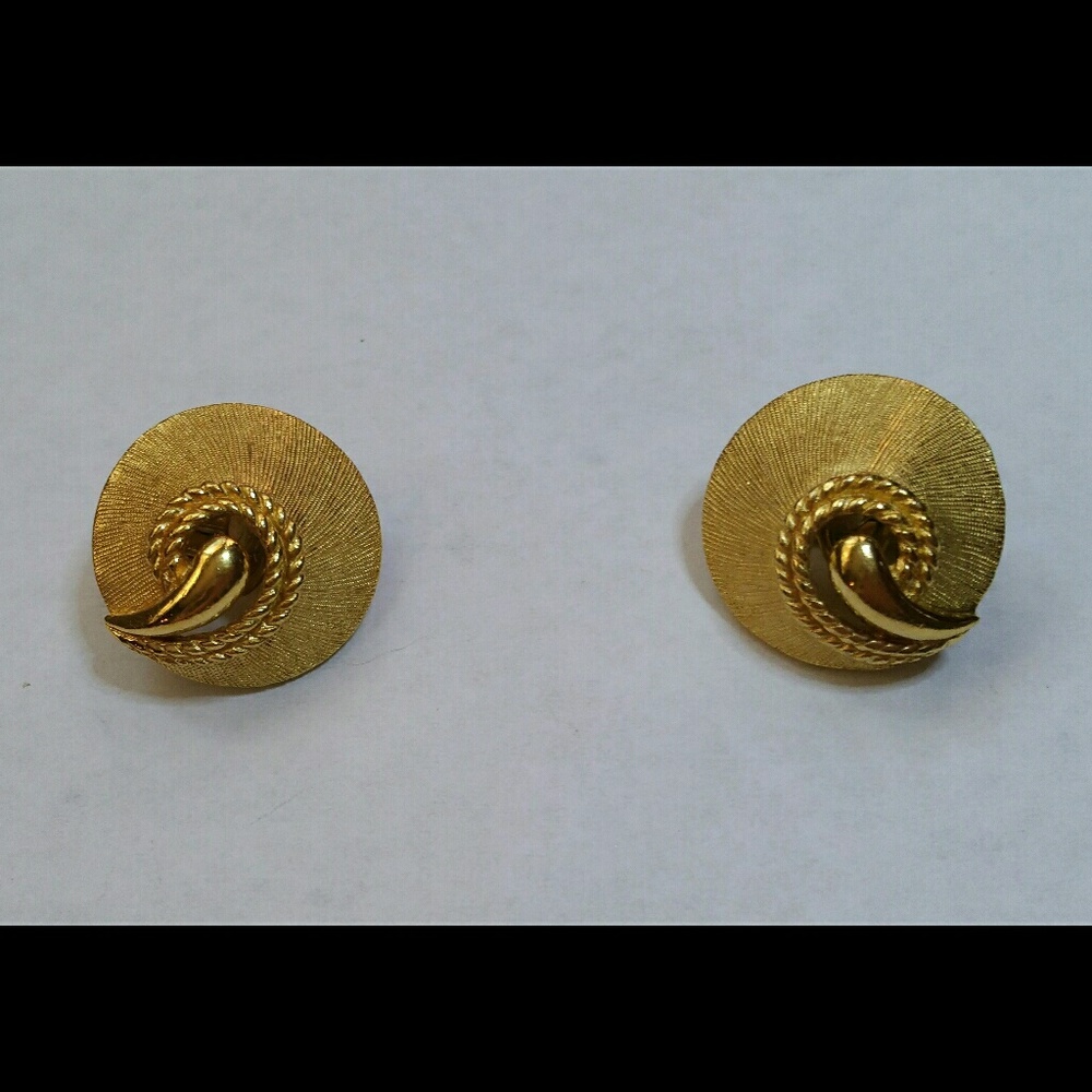 Vintage Trifari round modern clip on earrings